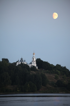 Церковь Пресвятой Троицы. / На правом берегу Волги в устье реки Большая Юнга стоит красивая пятиглавая церковь Святой Троицы. Этот храм был построен на средства прихожан в честь коронования Государя Императора Александра III в конце 19 века на месте деревянной церкви.