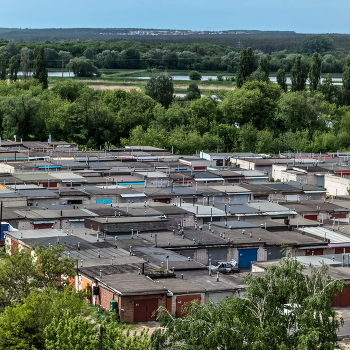 Гаражный пейзаж / А нефиг вам делать у моей, в натуре, да))