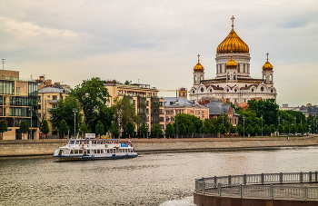 Июнь в Москве # 02 / 11 июня 2022 года. Москва, вид на Хра́м Христа́ Спаси́теля с Крымской набережной Москва-реки.