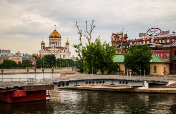 Июнь в Москве # 04 / 11 июня 2022 года. Москва, вид на Хра́м Христа́ Спаси́теля с Крымской набережной Москва-реки.