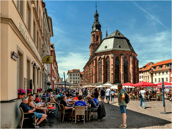 Церковь Святого Духа /Heidelberg, Germany/ / Церковь Святого Духа (нем. Heiliggeistkirche) — крупнейший и значительнейший храм в Гейдельберге, расположенный в районе Старого города. посреди Рыночной площади, недалеко от Гейдельбергского замка. Его башня господствует и формирует — вместе с восьмиугольной башней замка — образ города. Построенный из красного неккарского песчаника. готический зальный храм с барочной крышей и барочными башенными куполами считается «совершенно уникальным строением высокого художественного класса». Собор возводился с 1398 по 1515 год в качестве усыпальницы Пфальцских курфюрстов и парадной церкви курфюршеской резиденции. Из-за значительных разрушений, полученных в ходе войны за Пфальцское наследство собор получил значительные повреждения, а захоронения были разорены, поэтому к настоящему времени сохранилась только могила курфюрста Рупрехта III, при котором были построены хоры. Собор также известен как прежнее место хранения Палатинской библиотеки.