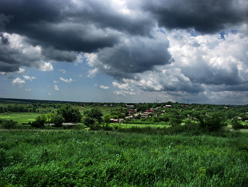 Село... / Нависли тучи над селом
