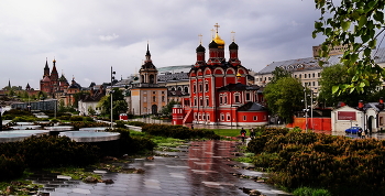 Зна́менский монасты́рь / Зна́менский монасты́рь, что на Старом Государевом дворе — бывший мужской монастырь в Москве. Основан в 1629—1631 годах. Освящён во имя иконы Божией Матери «Знамение». После 1923 года монастырь был закрыт. До нашего времени сохранился монастырский собор.