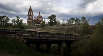 В селе Вазьян / Вид на Никольский храм от моста через речку Ватьма. Село Вазьян.