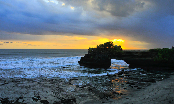 Закат у храма Танах-Лот / Бали. Индонезия. Возможно репост
