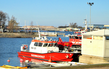 Маленькая гавань для катеров на побережье моря / Стоянка для катеров на побережье Балтийского моря