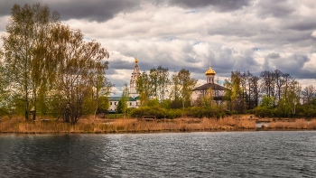 Храм на острове, весна. / ...