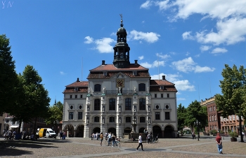 Rathaus Lueneburg / Люнебург (Lüneburg) - старинный город Германии, основанный в X веке нашей эры. Известен добычей соли с древних времен, примерно с XIII века. Благодаря торговле солью Люнебург стал процветающим городом Ганзейского союза.
Старый город очаровывает красивой архитектурой, в которую гармонично вписывается современная инфраструктура с кафе и ресторанами, разными магазинами, сферой услуг и госучреждениями.
На фото здание ратуши. В выходные дни перед ратушей выстраиваются торговые ряды, толчея невероятная, сфотографировать здание можно только фрагментально. В этот раз я была в Люнебурге в будний день, и мне удалось снять здание во всей красе.
Слайд-шоу о Люнебурге:
https://www.youtube.com/watch?v=9O10fvU4r0g&amp;list=PLVht4TW8GcgP3ijy2jhm3BAjDzz1-gpvG&amp;index=4