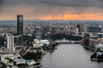 Закат в Екатеринбурге / Екатеринбург-Сити — деловой квартал в центре Екатеринбурга. Ельцин Центр. Набережная городского пруда р. Исеть.