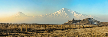 Арарат в утренней дымке / Армения, у монастыря Хор Вирап