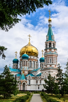 Успения Пресвятой Богородицы, Кафедральный собор / г.Омск
Собор с голубыми и золотыми куполами, соединяющий в себе различные стили средневековой архитектуры.