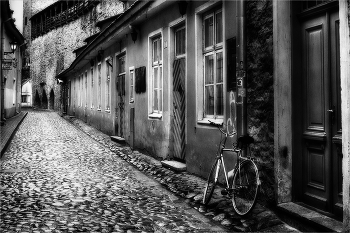 тихая улица после дождя ... / улица, велосипед, фонари, булыжная мостовая,