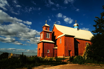 Вечерний свет / Беларусь. Агрогородок Валевка. Храм основан как деревянный доминиканский костел в 1685 году. В 30-х годах 19 века костел в Валевке был передан православному приходу и освящен в честь святых Петра и Павла. https://poshyk.info/cerkov-valevka/