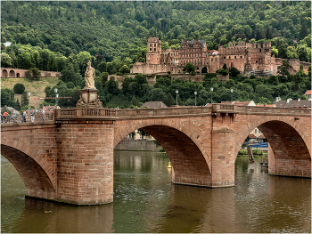 Город Гейдельберг (Heidelberg) / Гейдельберг не пострадал от налетов в годы Второй мировой войны. Во многом благодаря этому город сумел сохранить свой первозданный вид. США оставили этот город как потенциальную базу для своих войск после окончания боевых действий в юго-западной части Германии. Старый город расположился под стенами замка, строительство которого началось в XIV в., а затем периодически продолжалось, пока в XVII в. не было окончательно заброшено. Отличительная черта старого Гейдельберга - в узких улочках и живописных барочных домах. Обязательно посетите Карл-стор - триумфальные ворота, законченные в 1781 г., а также великолепный собор Св. Духа и очень старый Дом рыцаря Св. Георгия.