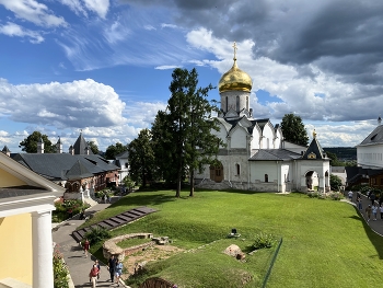 Облака летят над храмом / Облака летят над древним Саввино-Сторожевским монастырем, в Подмосковье. Так и хочется парить вместе с ними!! Красота здесь неописуемая! В такой солнечный летний день душевность, загадочность, наполненность историей этого святого места раскрывается еще больше.