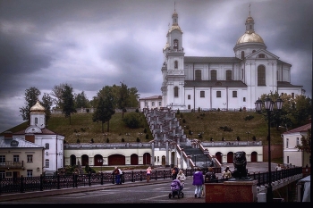 Свято - Успенский собор / Свято-Успенский собор в Витебске — главный православный храм, место паломничества и популярная туристическая достопримечательность. Расположен в исторической части города и возвышается на Успенской горе, откуда открывается отличный вид на берега Западной Двины и окрестности. Общая высота храма- 51,4 м. Из двух десятков колоколов самый большой весит около 5 т (рекорд Беларуси).

Современное здание восстановлено в 2010-х гг. по образцу собора XVIII века, который был уничтожен в 1936 году.