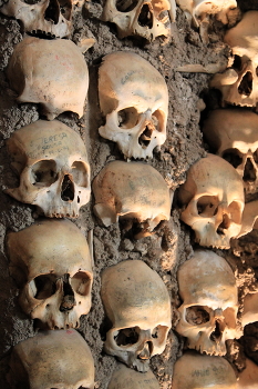 Вот такой интерьерчик… / Capela dos Ossos (в переводе с порт. — «Часовня костей») — один из самых известных памятников в Эворе, Португалия. Часовня получила своё название потому, что её внутренние стены покрыты и украшены человеческими черепами и костями.
«Часовня костей» была построена в XVI веке францисканским монахом, который в духе Контрреформации, свойственном той эпохе, хотел подтолкнуть своих братьев к созерцанию и донести до них мысль о том, что земная жизнь — лишь временное явление. Это наглядно показано в знаменитой надписи при входе в часовню: «Nós ossos que aqui estamos pelos vossos esperamos» (в переводе с порт. — «Мы, кости, которые находятся здесь, ждём вашей кожи»).