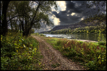 Перед дождем / Река