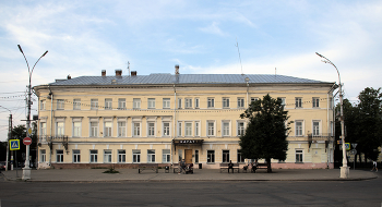 Дом Ботникова и Рогаткина на пр. Мира, д. 1 в Костроме / Весь центр города опутан неряшливо провисающими проводами с неприглядных железобетонных опор столбов [url=https://kostromka.ru/bochkov/8.php]Сусанинская пл.[/url] в Костроме 2022 [img]https://i.imgur.com/j3zyoXk.jpg[/img]