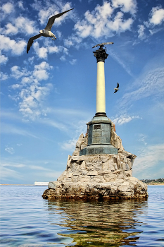Памятник затонувшим кораблям / Севастополь, Крым, Россия. Памятник затонувшим кораблям был создан в 1905 году в честь 50-летия первой осады Севастополя в Крымской войне 1854-1855 годов и является символом города.