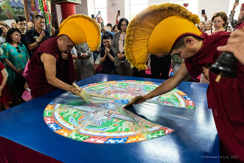 Разрушение мандалы / В читинском дацане прошёл обряд разрушения мандалы