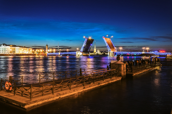 Ночь над городом / Ночной Петербург.