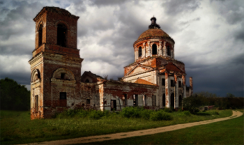 Без названия / Вид на полуразрушенную Казанскую церковь. Село Силино.