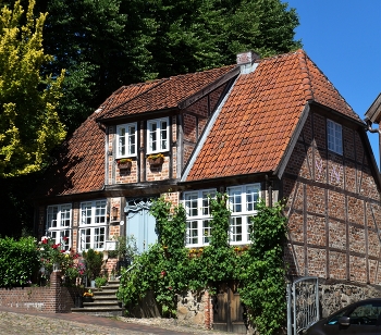 Мёльн. Фахверковый дом / Мёльн — город в земле Шлезвиг-Гольштейн. Входит в Герцогство Лауэнбург. Население 18 487 человек. Занимает площадь 25,05 км².
Милый уютный городок с красивым зелёным парком с оригинальным фонтаном, большим озером с лодочной станцией, заповедником, старинными фахверковыми домами.
https://www.youtube.com/watch?v=dBS30b-jsqE
https://www.youtube.com/watch?v=IGn-NNqkBL0

https://www.youtube.com/watch?v=i0kxa-sex6o

https://www.youtube.com/watch?v=zK_OjHB7ios