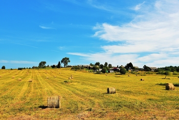 "Август - еще не осень, август - уже не лето..." / "Август - еще не осень,
 Август - уже не лето.
 Неба глубокого просинь
 Мне говорит об этом.
 А впереди прекрасна,
 Словно мелодии отзвук,
 Жизнь, где все так неясно,
 Жизнь, где все так непросто ..."