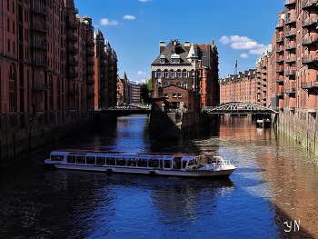 Wasserschloss Hamburg / Hamburg, Speicherstadt, Wasserschloss. Один из красивейших объектов архитектуры складского района - Wasserschloss (замок на воде). Складской район в Гамбурге ( Speicherstadt) является историческим комплексом в порту Гамбурга. С 1991 года является памятником архитектуры и зарегистрирован с 5 июля 2015 года всемирным наследием ЮНЕСКО. Speicherstadt начал строиться с 1883 года в качестве части свободного порта Гамбург, первая секция была завершена 1888 году. Управлял строительством главный инженер Франц Андреас Майер
https://www.youtube.com/watch?v=i0kxa-sex6o

https://www.youtube.com/watch?v=IGn-NNqkBL0
https://www.youtube.com/watch?v=shvDCXIyNb0

https://www.youtube.com/watch?v=YdvFUdm0nQ0

https://www.youtube.com/watch?v=NtnlTtRceUs