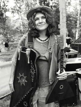 Из жизни гусляров / Бард Елена Фролова на фестивале