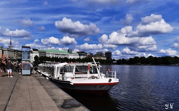 Alster Hamburg / Озеро Альстер (Alster Hamburg) - сердце Гамбурга, любимое место отдыха гамбуржан и гостей города. Альбом: http://fotokto.ru/id156888/photo?album=62939

Слайд - шоу:

https://www.youtube.com/watch?v=shvDCXIyNb0

https://www.youtube.com/watch?v=YdvFUdm0nQ0

https://www.youtube.com/watch?v=NtnlTtRceUs