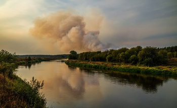 Дым над водой. / 27 августа 2022 Восточное Подмосковье, река Клязьма, очень жарко на другом берегу горит лес.