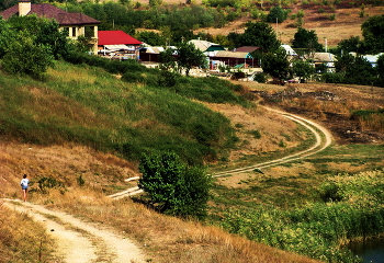 Сельская дорога... / Дорога,спуск,иэгибы,сельские дома, деревья