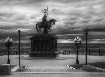 Князь Владимир креститель / Памятник высотой 14 метров стоит на высоком берегу Клязьмы