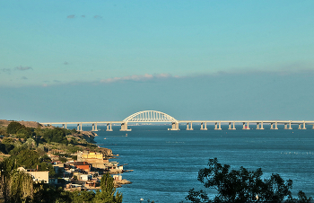 Вид на Крымский мост из Керчи / вечереет