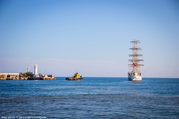 Ялта / Парусник Херсонес выходит в море