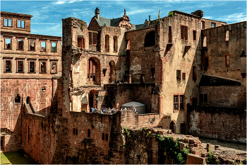 Руины Гейдельбергcкого замка / Руины Гейдельбергcкого замка — символ немецкого романтизма. Ежегодно они привлекают более миллиона посетителей. Первое упоминание о замке относится к 1225 году. На протяжении пяти столетий замок был резиденцией курфюрстов Пфальцских и пользовался славой одного из лучших ренессансных комплексов в Германии. Он был разрушен во время Девятилетней войны 1688–1697 годов.