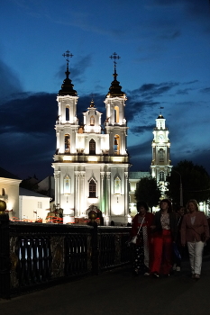 Праздничный вечер. / Воскресенская церковь и Ратуша. Витебск.