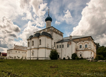 Переславль-Залесский. Церковь Похвалы Пресвятой Богородицы с трапезной и настоятельскими покоями. / ***