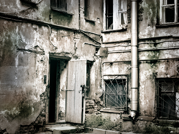 Черно-белый этюд с открытой дверью и трубой / Старые дворы Санкт-Петербурга