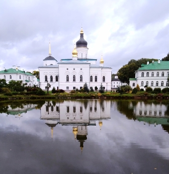 Елизаровский монастырь * / красивое место...говорят - там нет нет да видят бывшую ВВП )