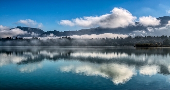 &nbsp; / frühmorgends am forggensee der nebel aufsteigt