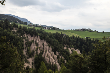 Пирамиды Ренона / Тянущиеся к небу из альпийских лесов севера Италии Земляные пирамиды представляют собой удивительно изящные на вид башенки из песка и глины, увенчанные массивными камнями.