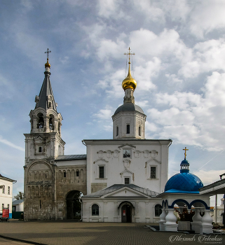 Собор Рождества Пресвятой Богородицы и Лестничная башня дворца Андрея Боголюбского . / ***