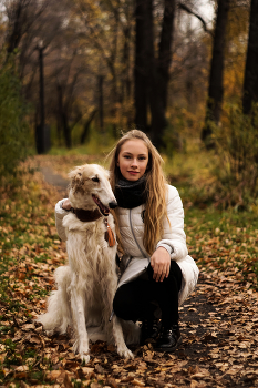 Девочка с собакой / Девочка с афганской борзой в парке осенним днем