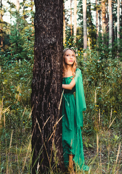 Лесная нимфа / Девушка в образе лесной нимфы возле дерева
