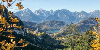 &nbsp; / Blick beim Aufstieg zum Tegelberg auf Neuschwanstein und die Alpen