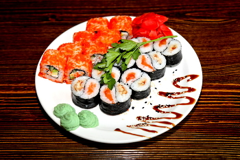 Роллы 2 / История роллов началась с того, что работая в одном из ресторанов Лос-Анджелеса, Ичиро Машита захотел удивить посетителей. Он изменил технологию приготовления классических суши и создал рулетики из риса с добавлением морепродуктов и овощей в качестве начинки.