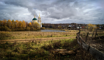 В октябре / В селе Автодеево. Вид на Троицкую церковь.
